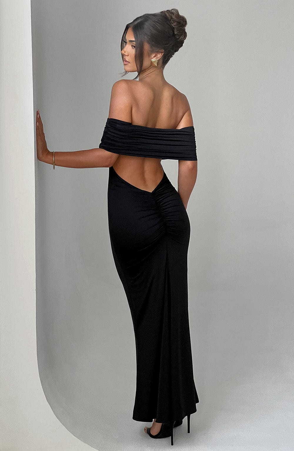 Evaya - Off-Shoulder Silhouette Dress